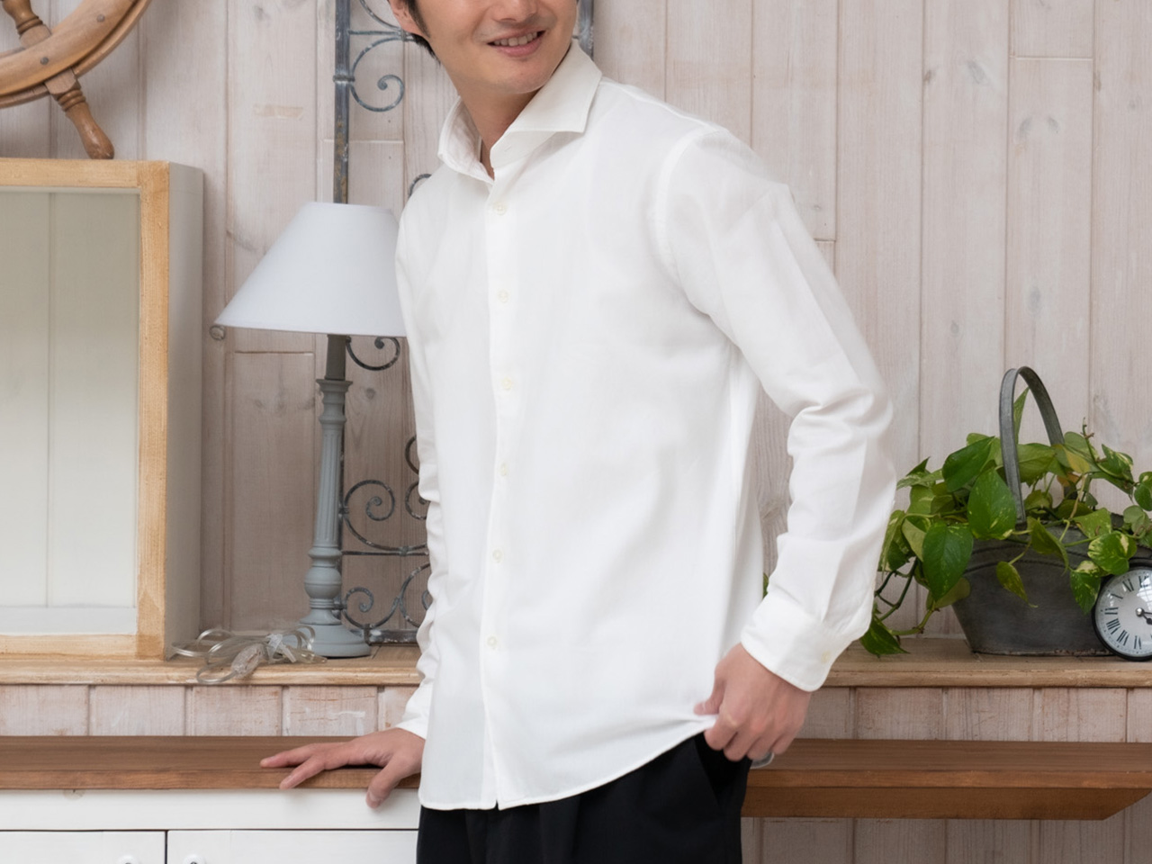 オンオフ問わず活躍する万能シャツ