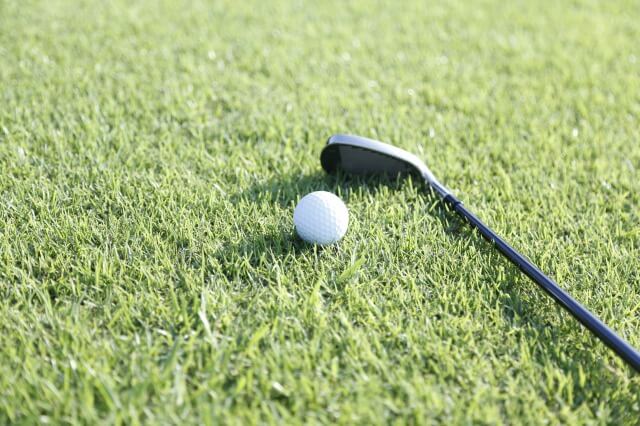 ゴルフクラブとボール