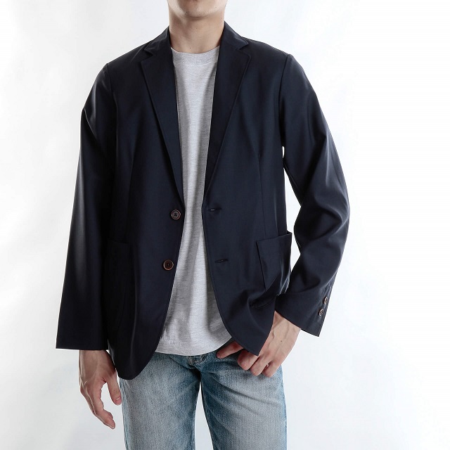 黒のジャケット着た男性