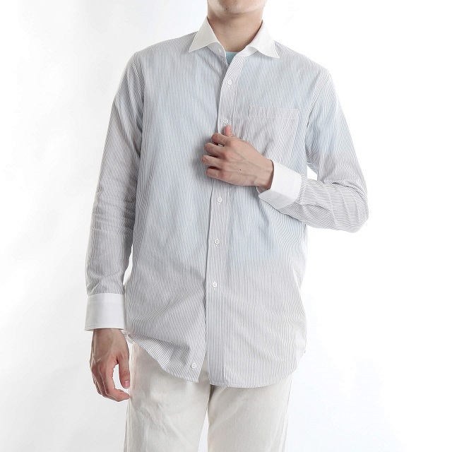 ストライプのシャツを着た男性