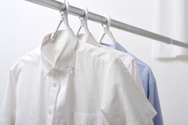 ハンガーに掛けられたシャツ