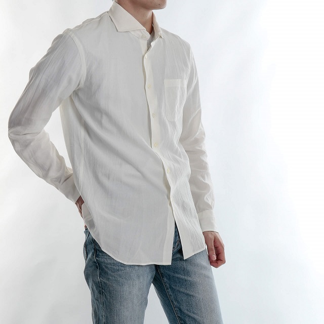 男性用の白いシャツ